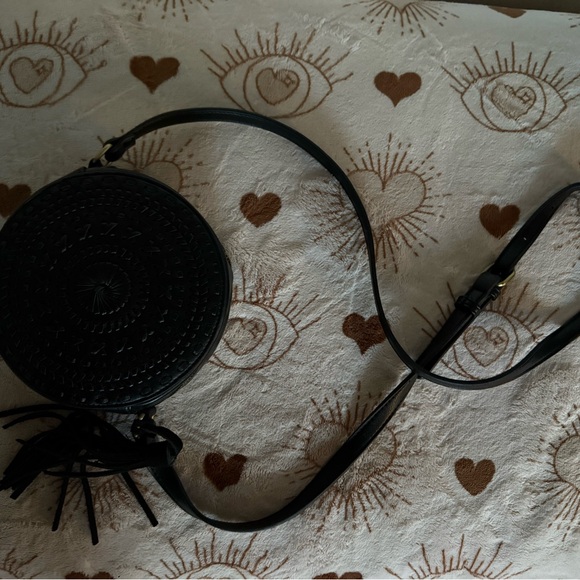 Elegant Black Round Crossbody Bag - Picture 1 of 3